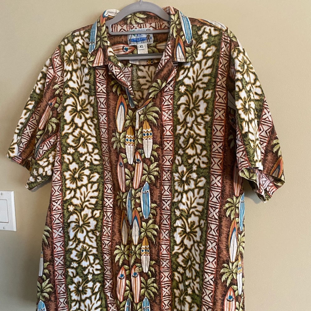 Vintage Men’s Button Down Shirt, made in Hawaii. Great for spring and summer.
